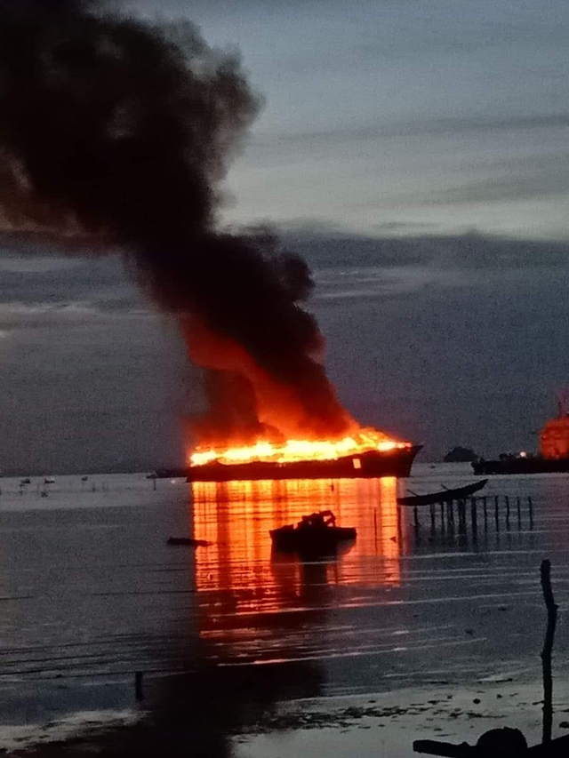 Kapal di Sorong, Papua Barat, Ludes Terbakar Diduga Akibat Puntung Rokok (43656)
