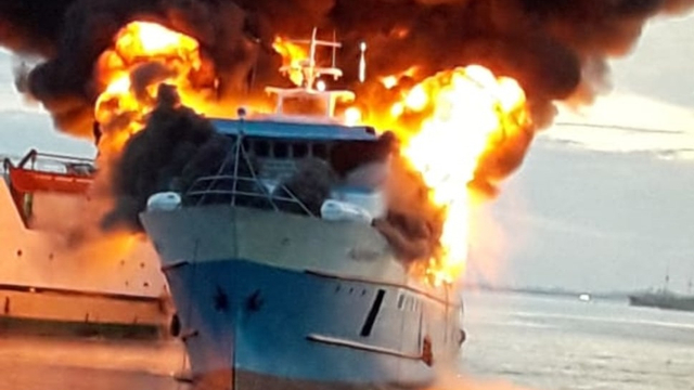 Kapal di Sorong, Papua Barat, Ludes Terbakar Diduga Akibat Puntung Rokok (38376)