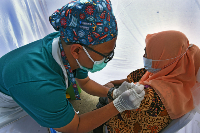 Petugas medis menyuntikan vaksinasi COVID-19. Foto: Asep Fathulrahman/ANTARA FOTO