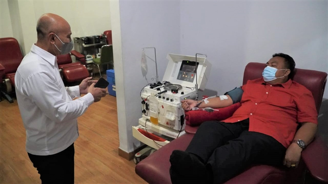 Anggota DPR RI dari Fraksi PDI Perjuangan Nyoman Parta saat menyumbangkan plasma darahnya - IST