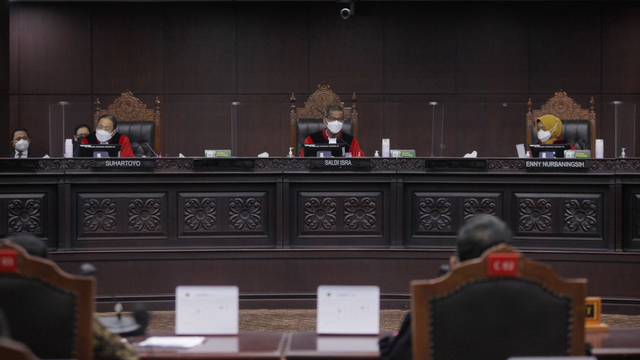 Ketua Majelis Hakim Saldi Isra (tengah) didampingi hakim konstitusi Enny Nurbangingsih (kanan) dan Suhartoyo memimpin sidang perdana Perselisihan Hasil Pemilihan (PHP) Bupati Sabu Raijua, NTT 2020 di Gedung Mahkamah Konstitusi. Foto: Reno Esnir/ANTARA FOTO