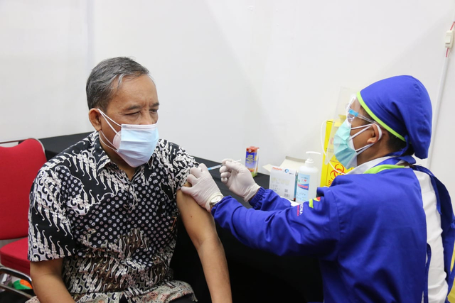 Proses vaksinasi COVID-19 bagi warga lansia yang berlokasi di Istora Senayan, Jakarta Pusat, pada Senin (8/3). Foto: PPID DKI Jakarta