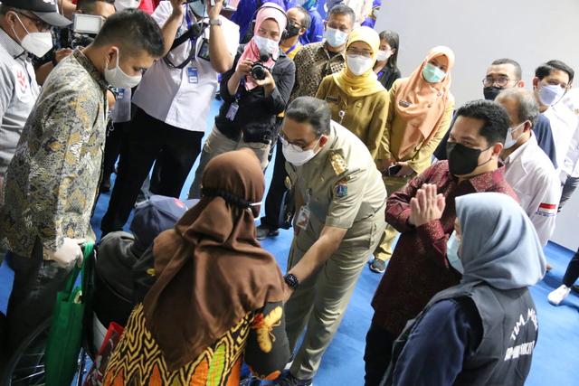 Gubernur Provinsi DKI Jakarta, Anies Baswedan dan Erick Thohir meninjau proses vaksinasi COVID-19 bagi warga lansia yang berlokasi di Istora Senayan, Jakarta Pusat, pada Senin (8/3). Foto: PPID DKI Jakarta