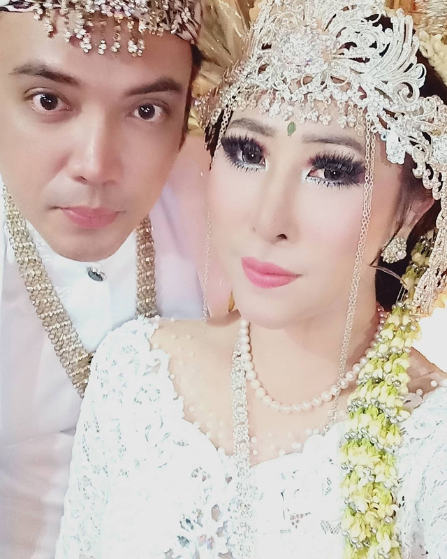 Sandy Tumiwa dan Henny Mona menikah. Foto: Instagram/@hennymonayr