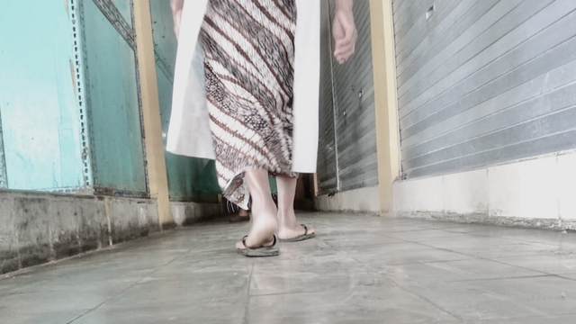 Langkah kaki Sariyem. Foto: Widi Erha Pradana. 