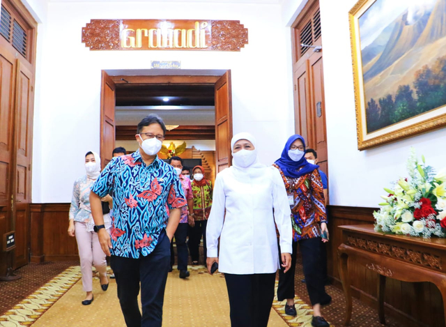 Menkes Budi Gunadi Sadikin bersama Gubernur Jawa Timur Khofifah Indar Parawansa beberapa waktu lalu di Gedung Negara Grahadi, Surabaya.