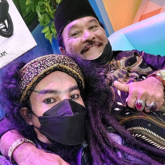 Komedian Haji Bolot (kanan-atas) bersama dengan Limbad dalam acara Okay Boss Trans 7. (Foto: Instagram/@haji_bolot_betawi_asli).