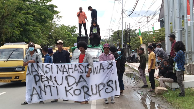 Aliansi Mahasiswa dan Pemuda Anti Korupsi Kota Sorong gelar demo damai, di halaman Kantor Kejari Sorong, Senin (8/3), foto : Yanti/Balleo News