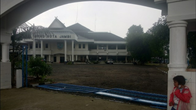 Pagar kantor DPRD Kota Jambi roboh saat diserang pelajar pada tahun 2020 lalu/Jambikita