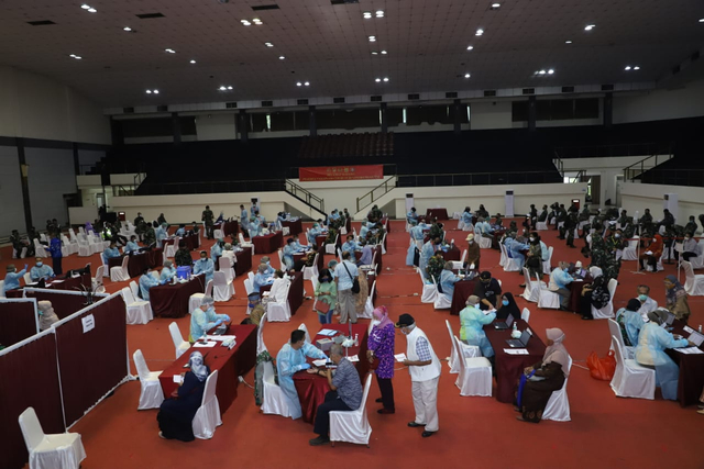 Suasana vaksinasi COVID-19 tahap pertama untuk Purnawirawan TNI dan keluarga di GOR Ahmad Yani Mabes TNI, Cilangkap, Jakarta Timur, Senin (8/3). Foto: Dok. Puspen TNI