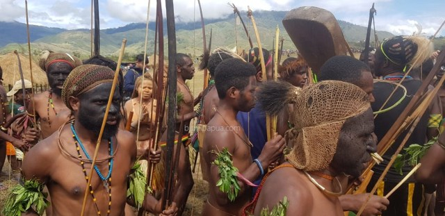 Masyarakat dari Suku Dani yang ikut dalam FBLB 2019 dalam menyajikan tarian perang khas Suku Dani. (BumiPapua.com/Stefanus Tarsi)