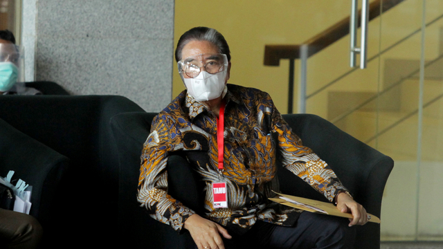 Pengacara Hotma Sitompul duduk diruang tunggu sebelum diperiksa di gedung KPK, Jakarta, Jumat (19/2/2021). Foto: Reno Esnir/ANTARA FOTO