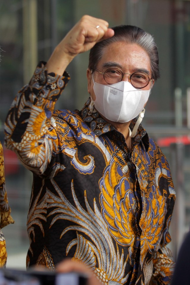 Pengacara Hotma Sitompul usai diperiksa di gedung KPK, Jakarta, Jumat (19/2/2021). Foto: Reno Esnir/ANTARA FOTO