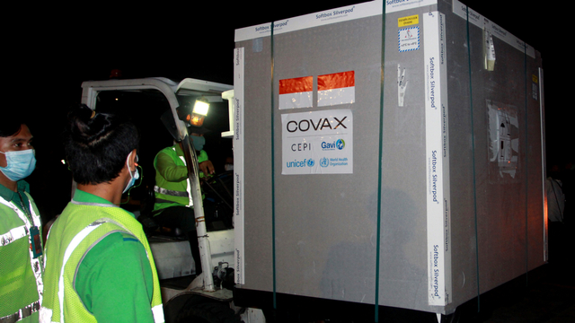 Pekerja kargo memasukan kontainer berisi vaksin COVID-19 AstraZeneca ke atas truk setibanya di Bandara Internasional Soekarno Hatta, Tangerang, Banten, Senin (8/3/2021).  Foto: Muhammad Iqbal/ANTARA FOTO