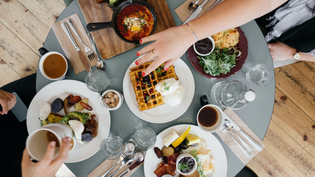 Ilustrasi makan banyak. Foto: Unsplash.com/inayali