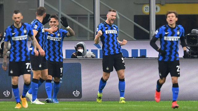 Selebrasi pemain Inter Milan usai mencetak gol ke gawang Atalanta pada pertandingan lanjutan Liga Italia di San Siro, Milan, Italia.
 Foto: Daniele Mascolo/REUTERS