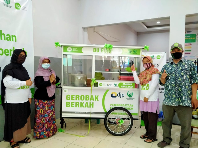 Inisiatif Zakat Indonesia & DKM Shalahudin Sudirman Bantu UMKM Saat Pandemi (7322)