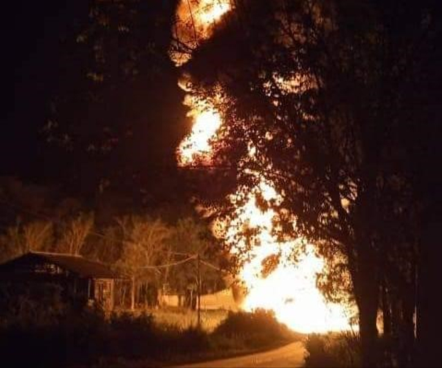 Mobil tangki terbakar di Jalan Sintang-Putussibau, Desa Empaci Kecamatan Dedai, Kabupaten Sintang. Foto: Dok. Istimewa
