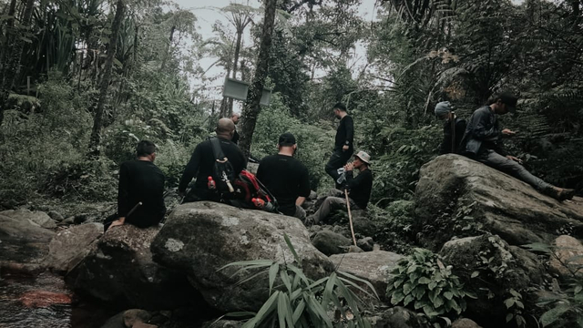 Peserta hiking beristirahat saat menuju Kawah Ratu Gunung Salak Bogor. Foto:  Istimewa
