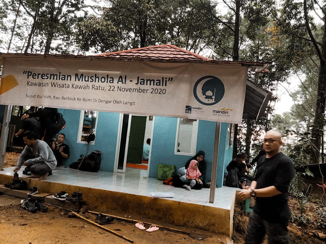 Mushola di jalur hiking di Kawah Ratu Gunung Salak Bogor. Foto: istimewa