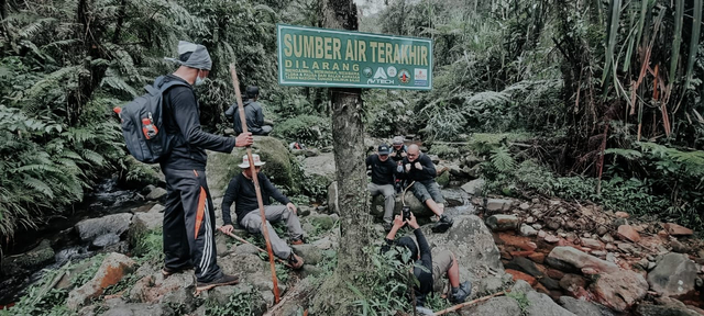 Suasana jalur hiking di Kawah Ratu Gunung Salak Bogor. Foto:  istimewa
