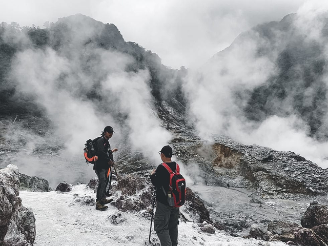 Wisatawan menikmati pemandangan di Kawah Ratu, Gunung Salak Bogor. Foto: istimewa