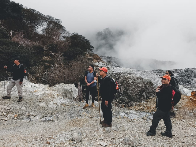 Wisatawan menikmati pemandangan di Kawah Ratu, Gunung Salak Bogor. Foto: Indra Subagja/kumparan