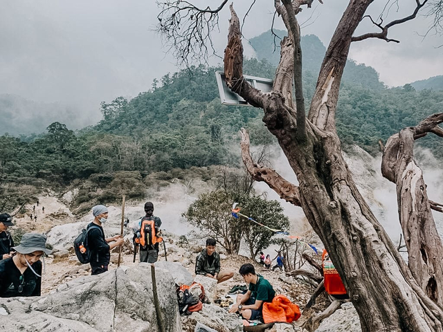 Wisatawan bersantai di Kawah Ratu, Gunung Salak Bogor. Foto: Indra Subagja/kumparan