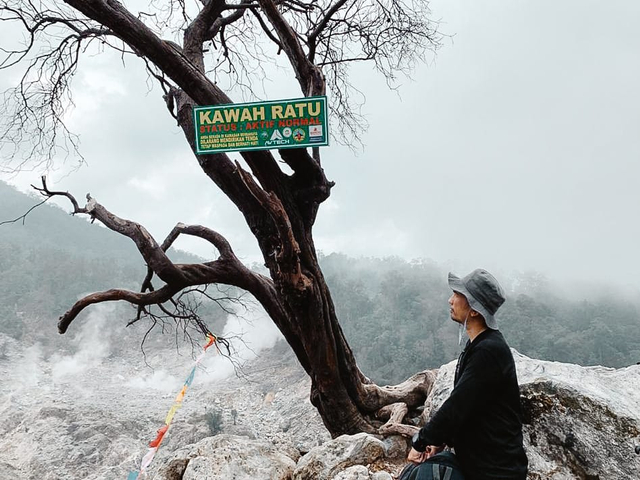 Wisatawan menikmati pemandangan di Kawah Ratu, Gunung Salak Bogor. Foto: Istimewa