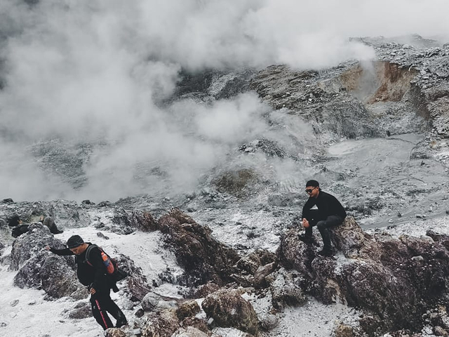 Wisatawan menikmati pemandangan di Kawah Ratu, Gunung Salak Bogor. Foto: Indra Subagja/kumparan