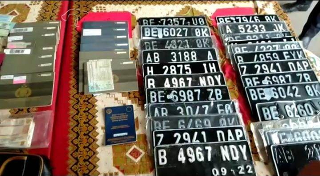 Jual Beli BPKB dan STNK Palsu, Sindikat di Lampung Ini Dibekuk Polisi (334108)