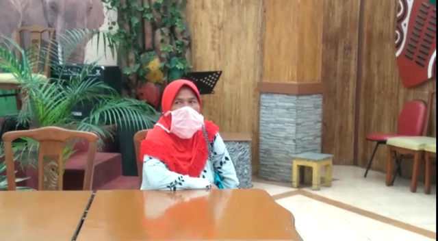Nenek Khadijah (56), datangi Taman Safari Indonesia Bogor. Minta maaf karena memberi makan sampah plastik ke kudanil. Foto: Dok. Istimewa