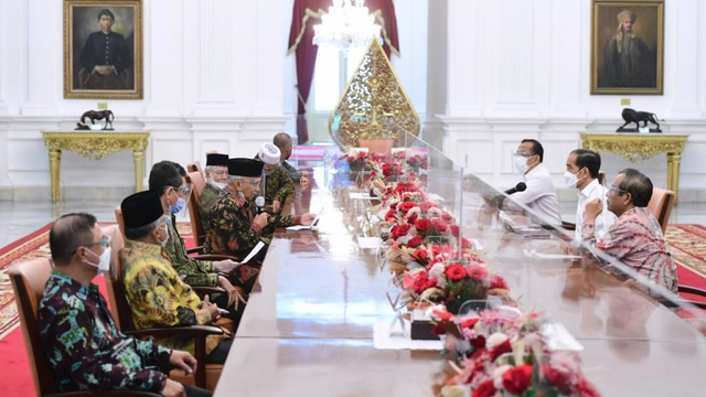 Presiden Joko Widodo saat menerima kunjungan rombongan Amien Rais, membahas laporan Komnas HAM, di Istana Presiden, Selasa (9/3). Foto: Muchlis Jr/Biro Pers Sekretariat Presiden