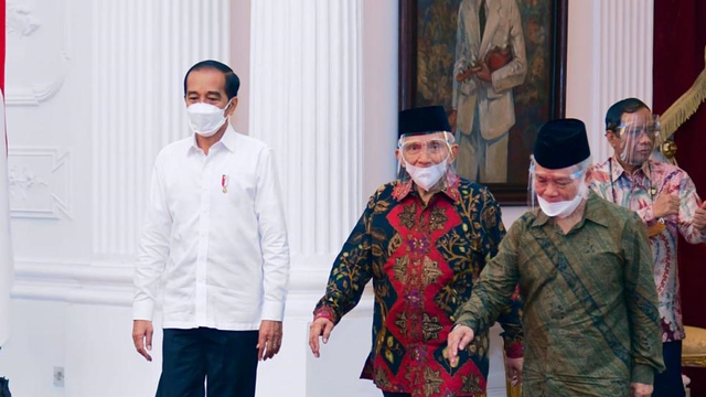 Presiden Joko Widodo menyambut kedatangan  Amien Rais bersama rombongan di Istana Presiden, Selasa (9/3). Foto: Muchlis Jr/Biro Pers Sekretariat Presiden