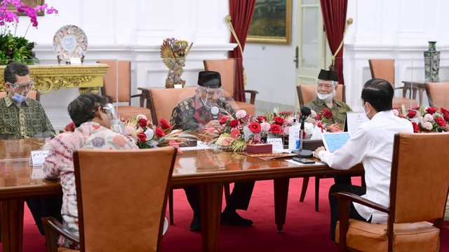 Presiden Joko Widodo saat menerima kunjungan rombongan Amien Rais, membahas laporan Komnas HAM, di Istana Presiden, Selasa (9/3). Foto: Muchlis Jr/Biro Pers Sekretariat Presiden