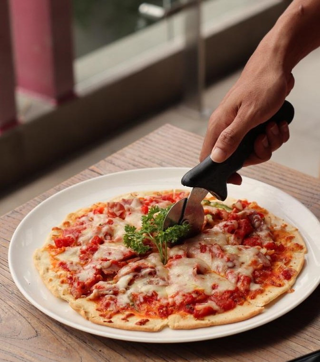 Cukup Rp 30 ribu nett, pizza seafood sambal matah (Pizztah) siap dinikmati di favehotel Sidoarjo.