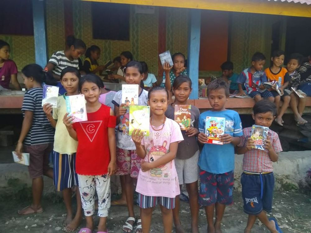 Bukuku Bukumu Project Kirimkan Buku untuk Anak-anak di Sumba Barat (142509)