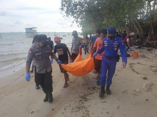 Evakuasi mayat di pantai Desa Sebong Pereh, Kecamatan Teluk Sebong. (Foto: Ary/Batamnews)