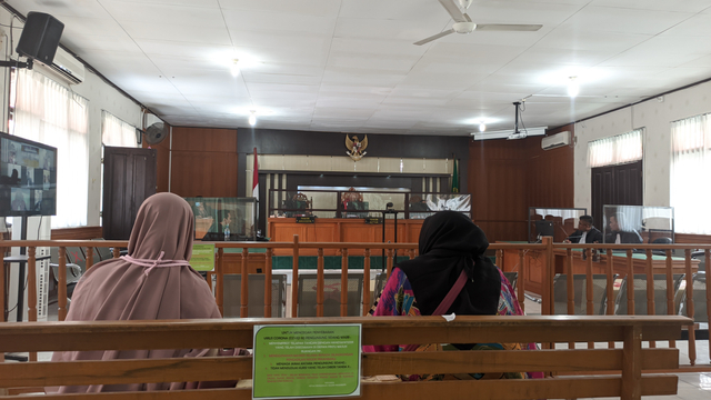 Sidang putusan Ketua FPI Pekanbaru, M Al Husni Thamrin dan M Nur Fajril di Pengadilan Negeri Pekanbaru, Selasa (93/2021). 