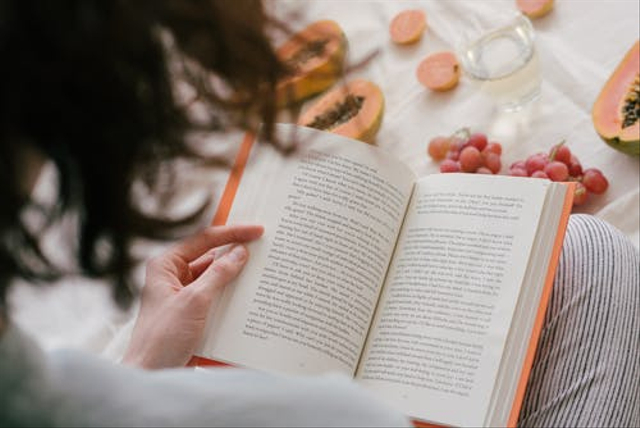 Membaca Bacaan. Foto: dok Unsplash