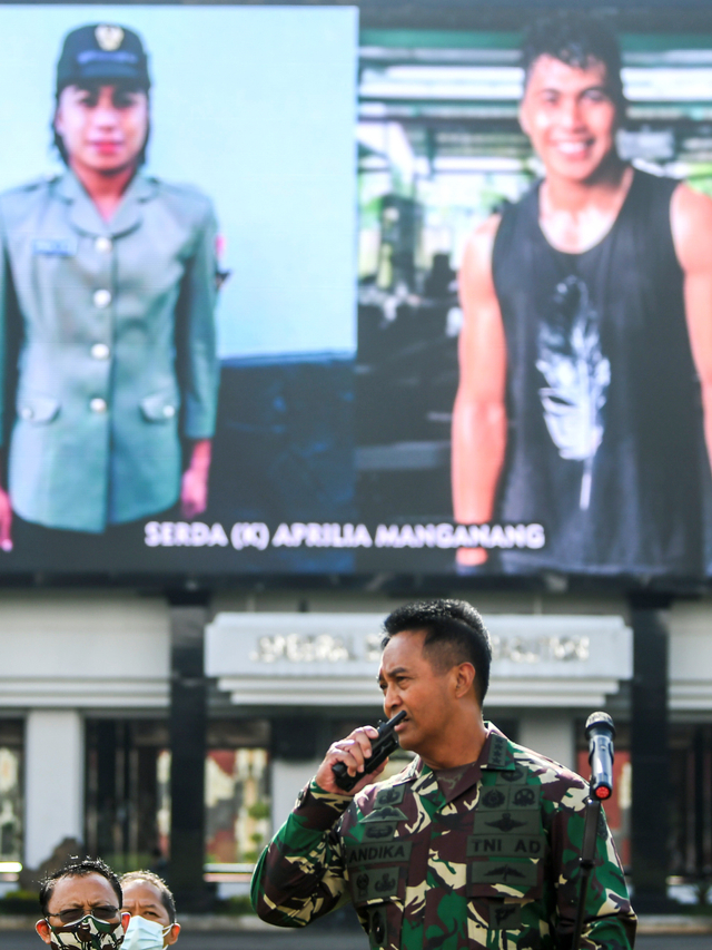 Kepala Staf Angkatan Darat (Kasad) Jenderal TNI Andika Perkasa memperkenalkan Serda Aprilia Manganang via videotron di Markas Besar TNI Angkatan Darat, Jakarta, Selasa (9/3). Foto: Galih Pradipta/ANTARA FOTO