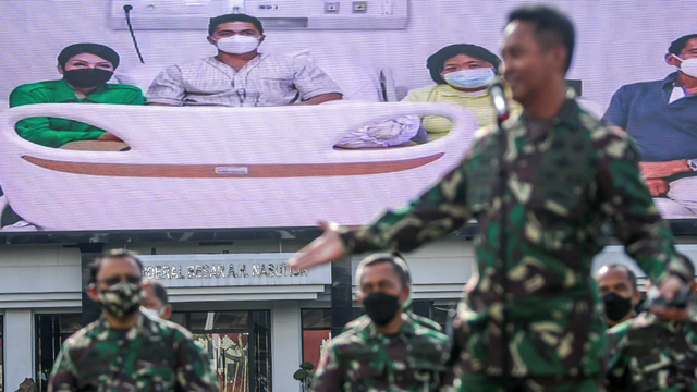 Kepala Staf Angkatan Darat (Kasad) Jenderal TNI Andika Perkasa memperkenalkan Serda Aprilia Manganang via videotron di Markas Besar TNI Angkatan Darat, Jakarta, Selasa (9/3). Foto: Galih Pradipta/ANTARA FOTO