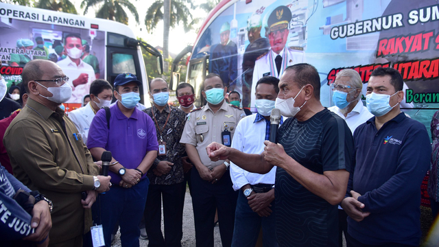 Gubernur Sumatera Utara Edy Rahmayadi saat meresmikan Mobil Operasi Lapangan Bakti Kesehatan Bermartabat Sumut. Foto: Dok. Istimewa
