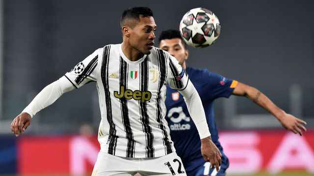 Pemain Juventus Alex Sandro berusaha melewati pemain FC Porto pada pertandingan 16 besar Liga Champions leg kedua di Allianz Stadium, Turin, Italia.
Foto: Massimo Pinca/REUTERS