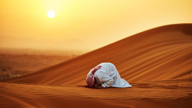 Ilustrasi sholat di padang pasir. Foto: istock