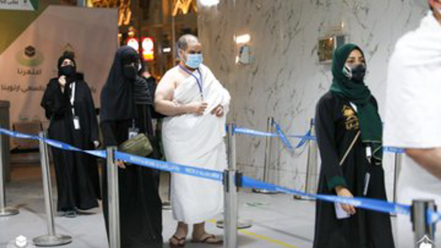 Jemaah tunanetra tiba di Masjidil Haram untuk menunaikan umrah. Foto: Dok. Kementerian Haji Arab Saudi