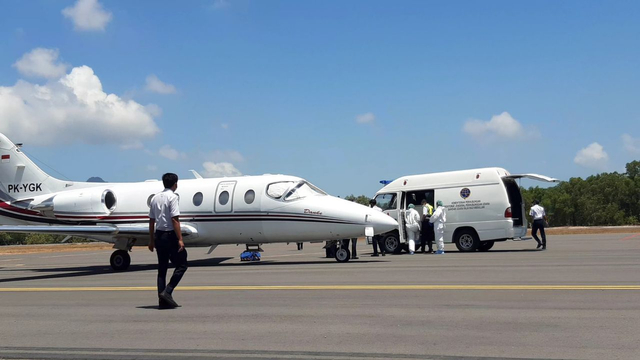 Pesawat PK-YGK saat akan mengangkut salah satu pasien rujukan di Bandara RHA Karimun. Foto: Khairul S/kepripedia.com