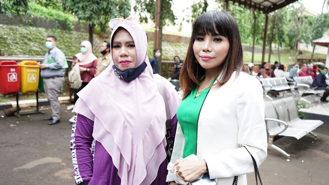Istri Komedian Kiwil, Rohimah (kiri), saat menghadiri sidang cerai di Pengadilan Agama Jakarta Selatan, Jakarta, Rabu (10/3/2021). Foto: Ronny
