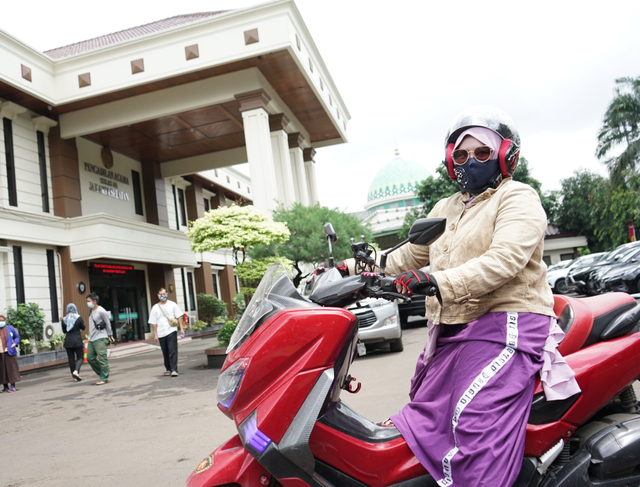 Istri Komedian Kiwil, Rohimah, usai menghadiri sidang cerai di Pengadilan Agama Jakarta Selatan, Jakarta, Rabu (10/3/2021). Foto: Ronny