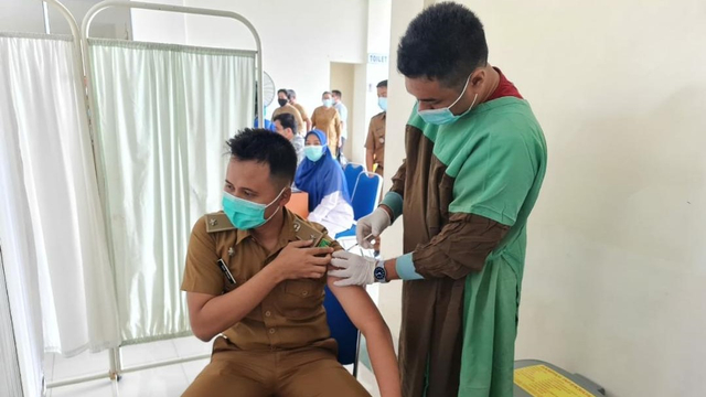 Salah satu ASN di Kota Batam saat menjalani suntik vaksin COVID-19. Foto: Zalfirega/kepripedia.com